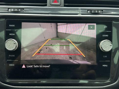 Used 2021 Volkswagen Tiguan SE w/ Panoramic Sunroof Package image 23