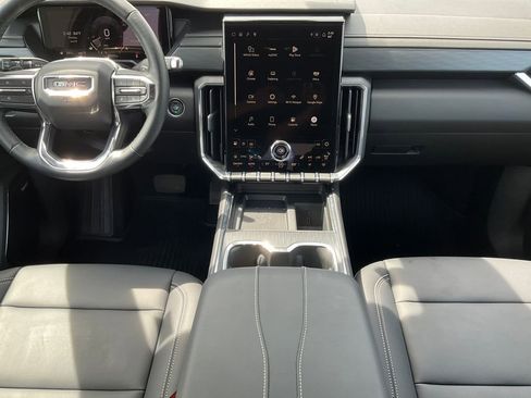 Used 2025 GMC Acadia Elevation w/ Elevation Premium Package AWD/4WD image 3