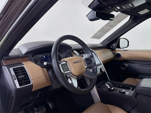 Used 2023 Land Rover Discovery Metropolitan Edition image 9