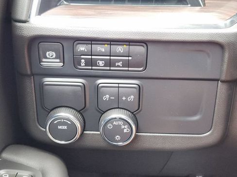 Used 2025 Chevrolet Suburban LS RWD image 23