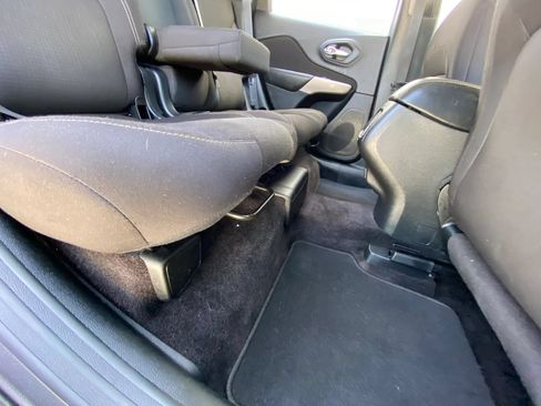 Used 2017 Jeep Cherokee Latitude FWD image 25
