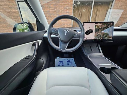 Used 2022 Tesla Model Y Long Range AWD/4WD image 4