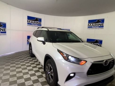 Used 2021 Toyota Highlander XLE AWD/4WD image 4