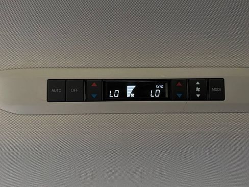 Used 2025 Toyota Sienna XLE FWD image 15