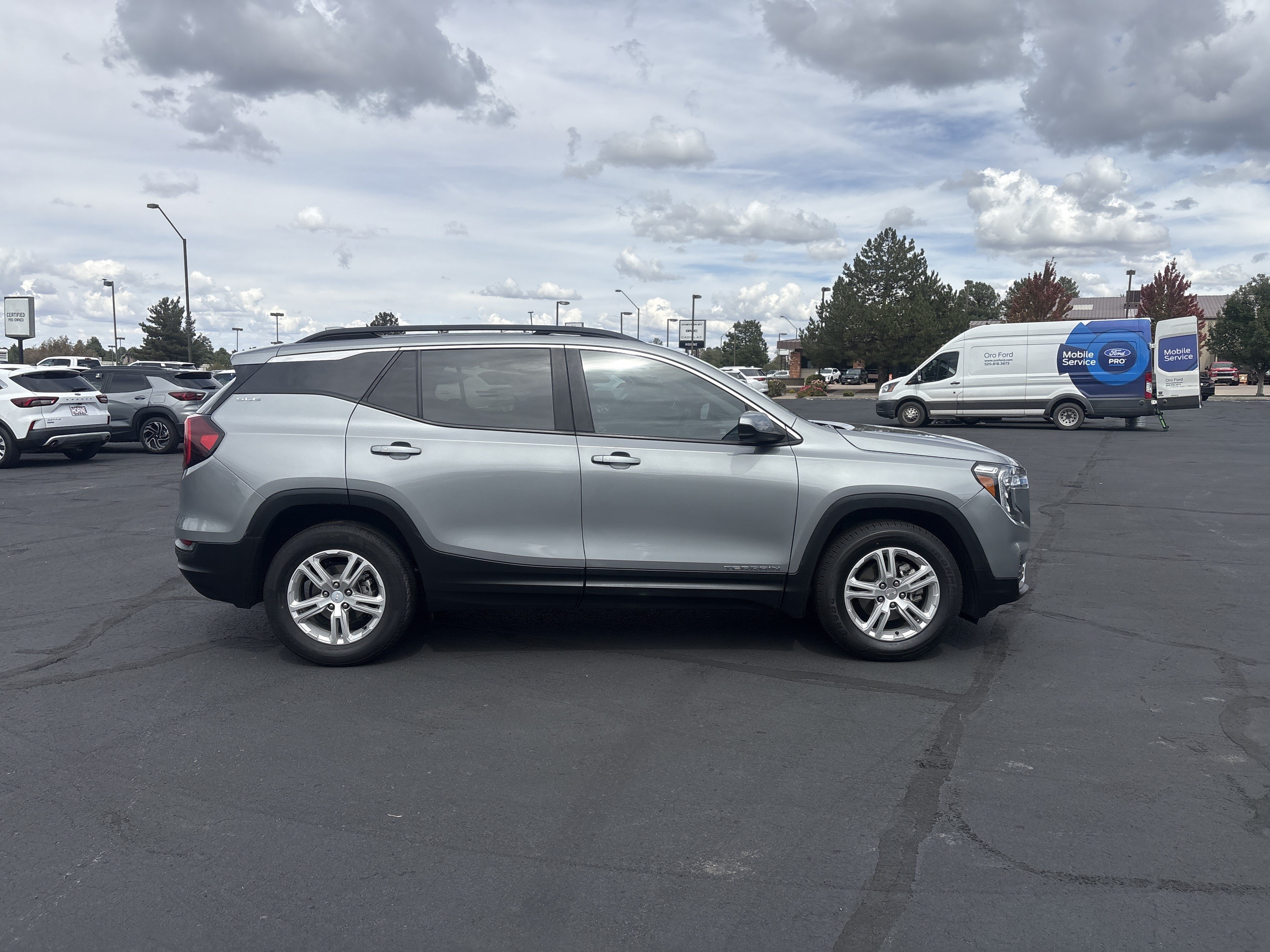 Used 2023 GMC Terrain SLE w/ Driver Convenience Package FWD image 5