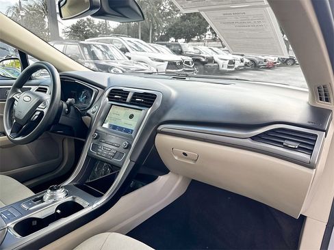 Used 2020 Ford Fusion SE image 28