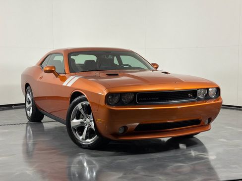 Used 2011 Dodge Challenger R/T RWD image 2