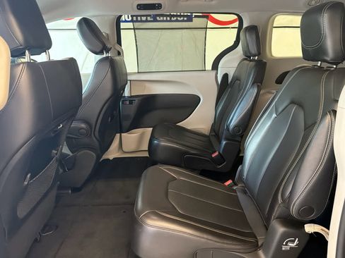 Used 2023 Chrysler Pacifica Touring-L image 19