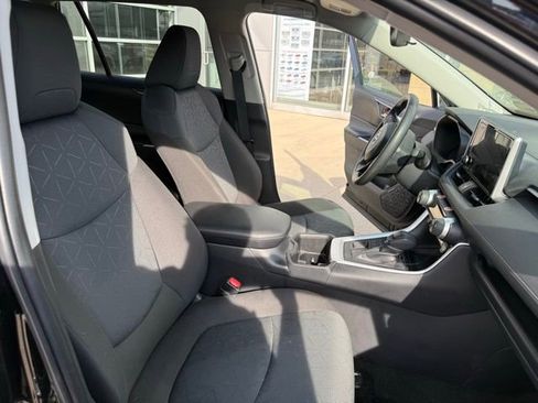 Used 2025 Toyota RAV4 XLE image 31