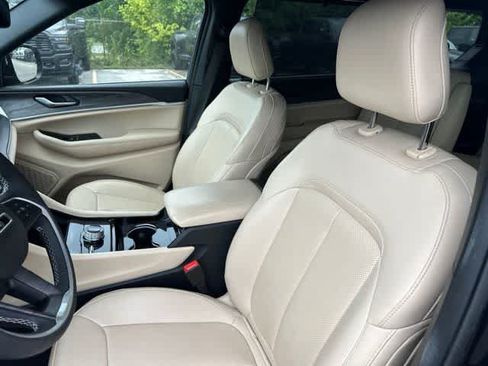Used 2023 Jeep Grand Cherokee L Limited w/ Luxury Tech Group II AWD/4WD image 3