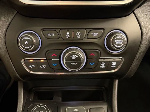 Used 2019 Jeep Cherokee Limited AWD/4WD image 29