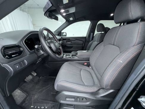 Used 2025 Honda Pilot Sport image 12