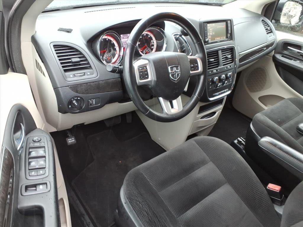 Used 2018 Dodge Grand Caravan SE w/ UConnect Hands-Free Group FWD image 17