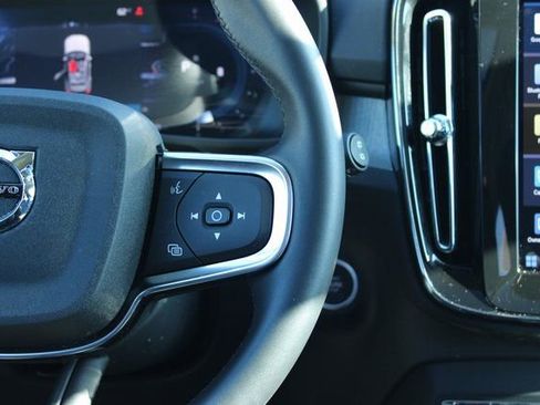 Used 2025 Volvo XC40 B5 Plus image 26