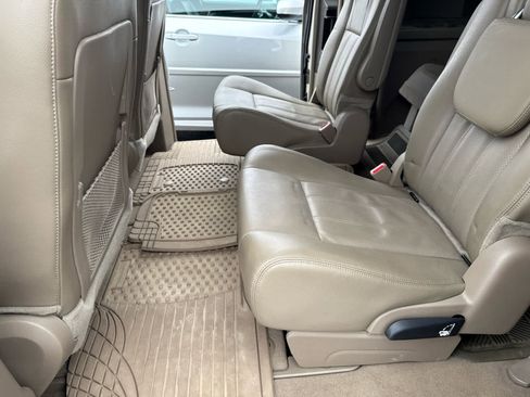 Used 2015 Chrysler Town & Country Touring-L w/ Driver Convenience Group image 10