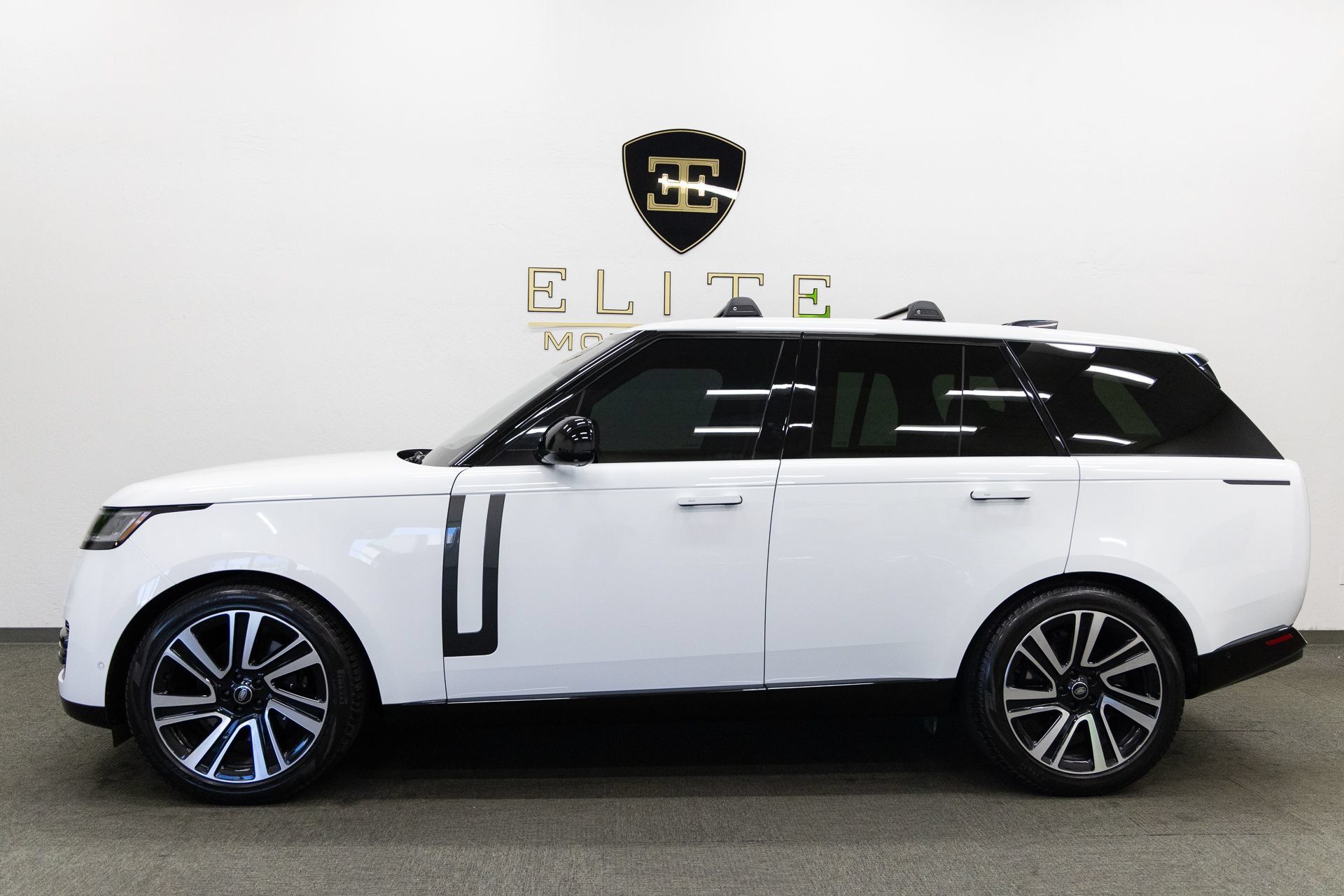 Used 2023 Land Rover Range Rover SE AWD/4WD image 2