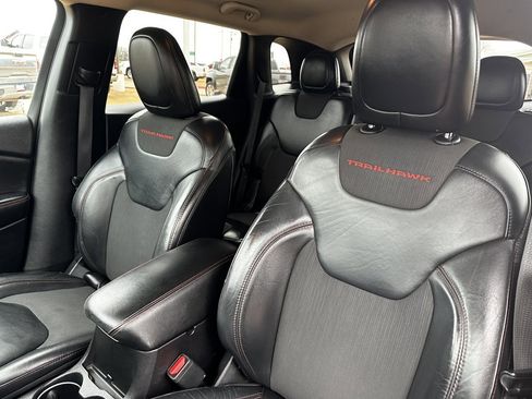 Used 2017 Jeep Cherokee Trailhawk image 14
