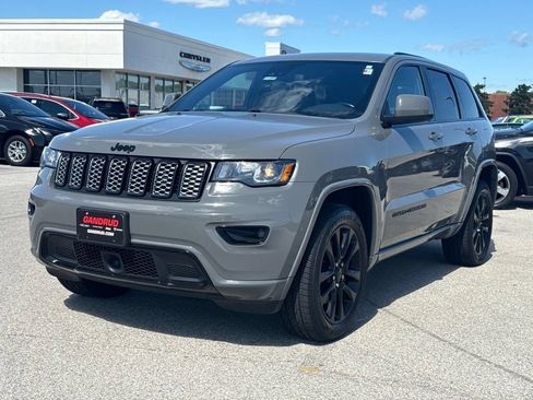 Used 2021 Jeep Grand Cherokee Laredo X AWD/4WD image 2