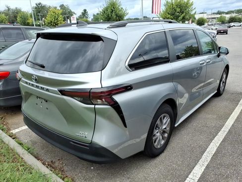 Certified 2023 Toyota Sienna XLE FWD image 4