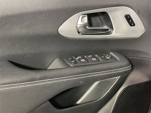 Used 2025 Chrysler Pacifica Limited image 30