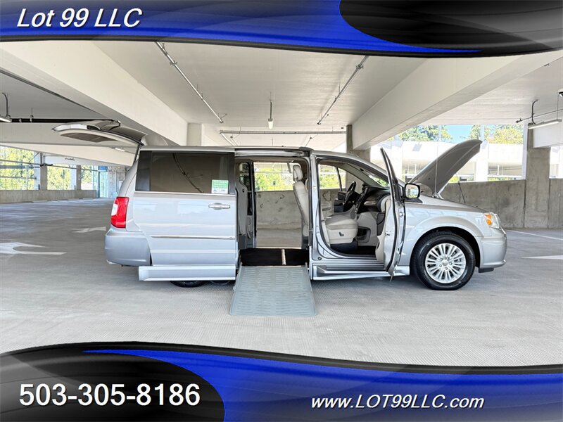 Used 2013 Chrysler Town & Country Limited w/ Luxury Group FWD image 22