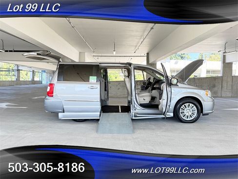 Used 2013 Chrysler Town & Country Limited w/ Luxury Group FWD image 22