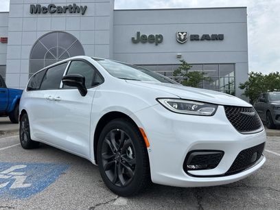 New 2026 Chrysler Pacifica Select