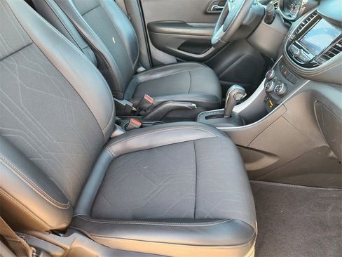 Used 2022 Chevrolet Trax LT w/ LT Convenience Package image 14