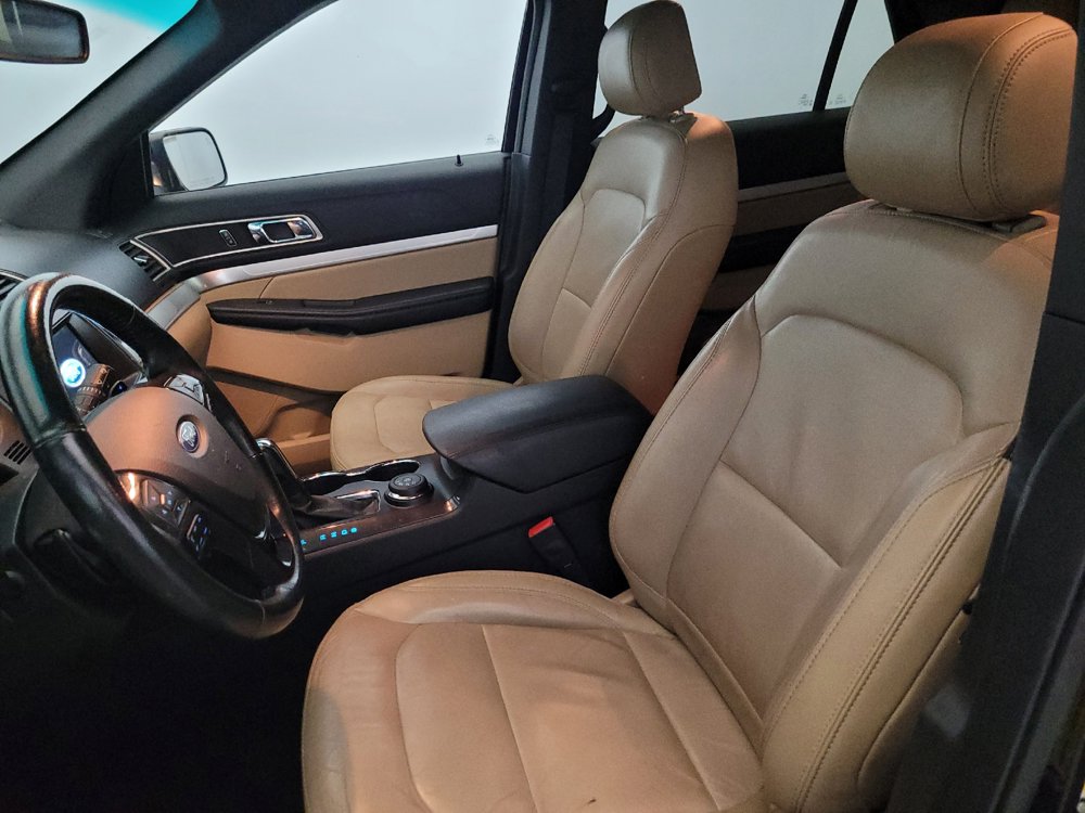 Used 2017 Ford Explorer XLT w/ Equipment Group 202A AWD/4WD image 17