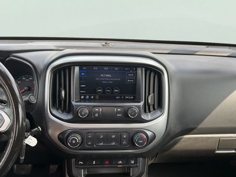 Used 2021 Chevrolet Colorado LT w/ Safety Package RWD image 11