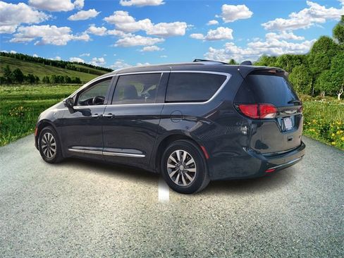 Certified 2020 Chrysler Pacifica Limited w/ Advanced Safetytec Group image 3