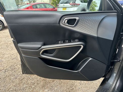Used 2025 Kia Soul LX w/ LX Technology Package FWD image 18