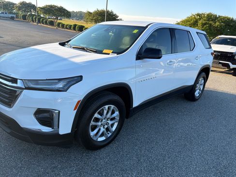 Used 2023 Chevrolet Traverse LS FWD image 5