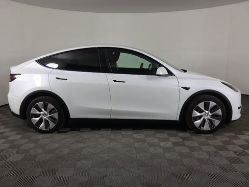 Used 2021 Tesla Model Y Long Range image 18