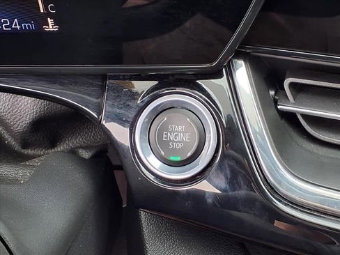 Used 2025 Chevrolet Trax RS w/ Sunroof Package image 21