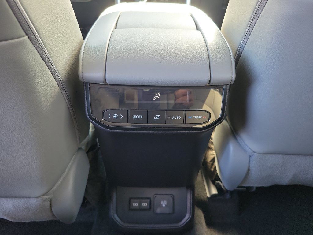 Used 2025 Toyota Highlander Limited FWD image 12