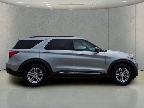 Used 2021 Ford Explorer XLT RWD image 6