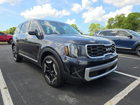 Certified 2025 Kia Telluride S FWD image 3