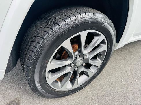 Used 2018 Jeep Grand Cherokee Overland AWD/4WD image 15