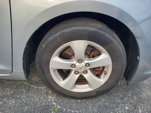 Used 2011 Toyota Sienna LE w/ Towing Pkg image 7