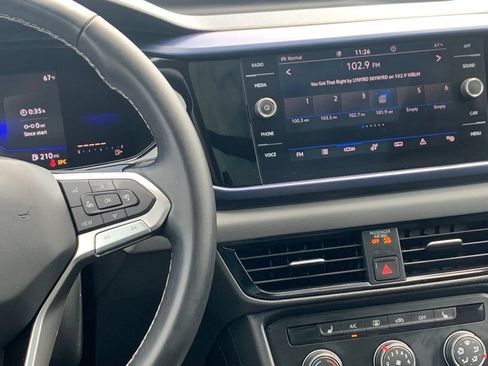 Used 2022 Volkswagen Taos SE w/ Panoramic Sunroof Package FWD image 10