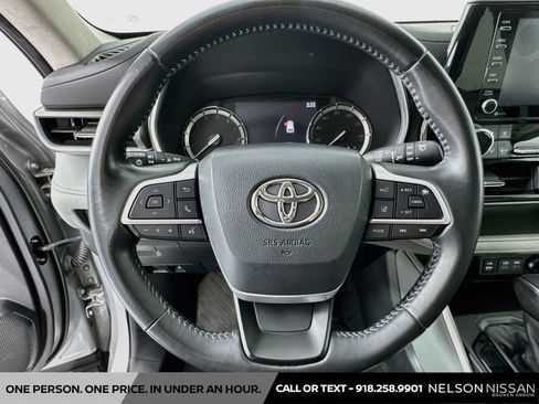 Used 2022 Toyota Highlander XLE AWD/4WD image 11