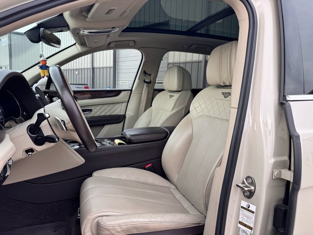 Used 2018 Bentley Bentayga AWD/4WD image 14