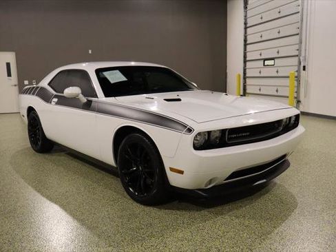 Used 2014 Dodge Challenger R/T image 1