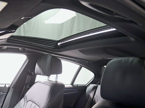 Used 2022 BMW M550i xDrive image 35