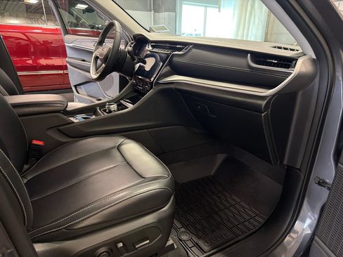 Used 2023 Jeep Grand Cherokee Limited AWD/4WD image 19