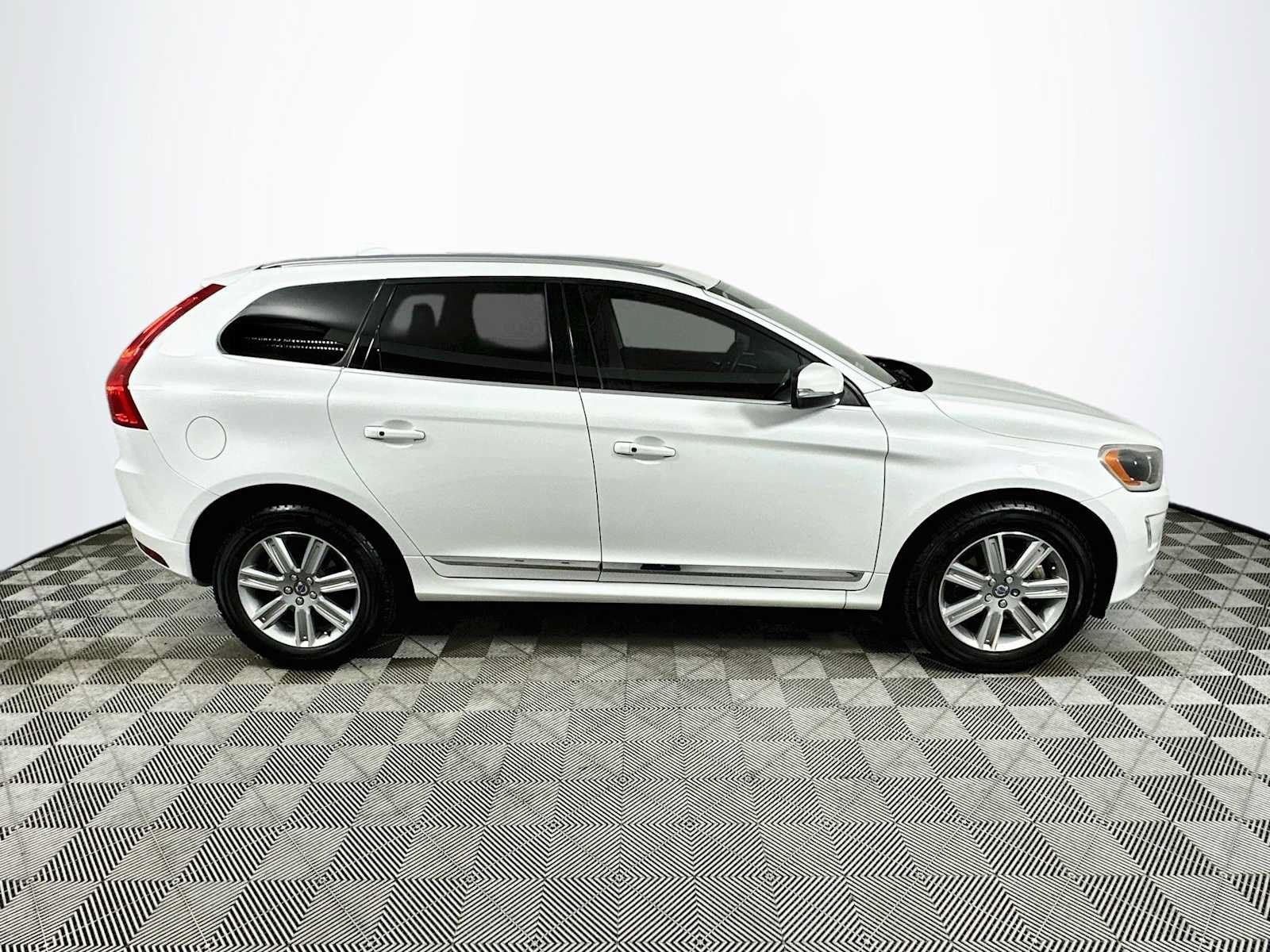 Used 2017 Volvo XC60 T5 Inscription w/ Preferred Option Package FWD image 8