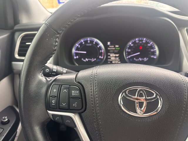 Used 2019 Toyota Highlander Plus FWD image 15