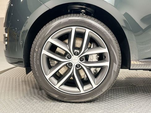 Used 2025 Land Rover Range Rover SE image 2