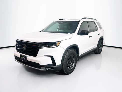 Used 2025 Honda Pilot TrailSport image 3